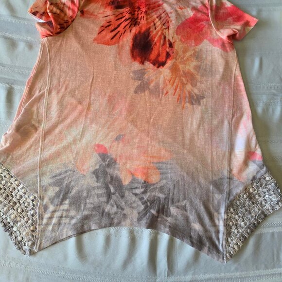 Size Medium (8/10) Time & Tru Brightly Colored V-Neck Short Sleeve Sequined Pull - Picture 6 of 10